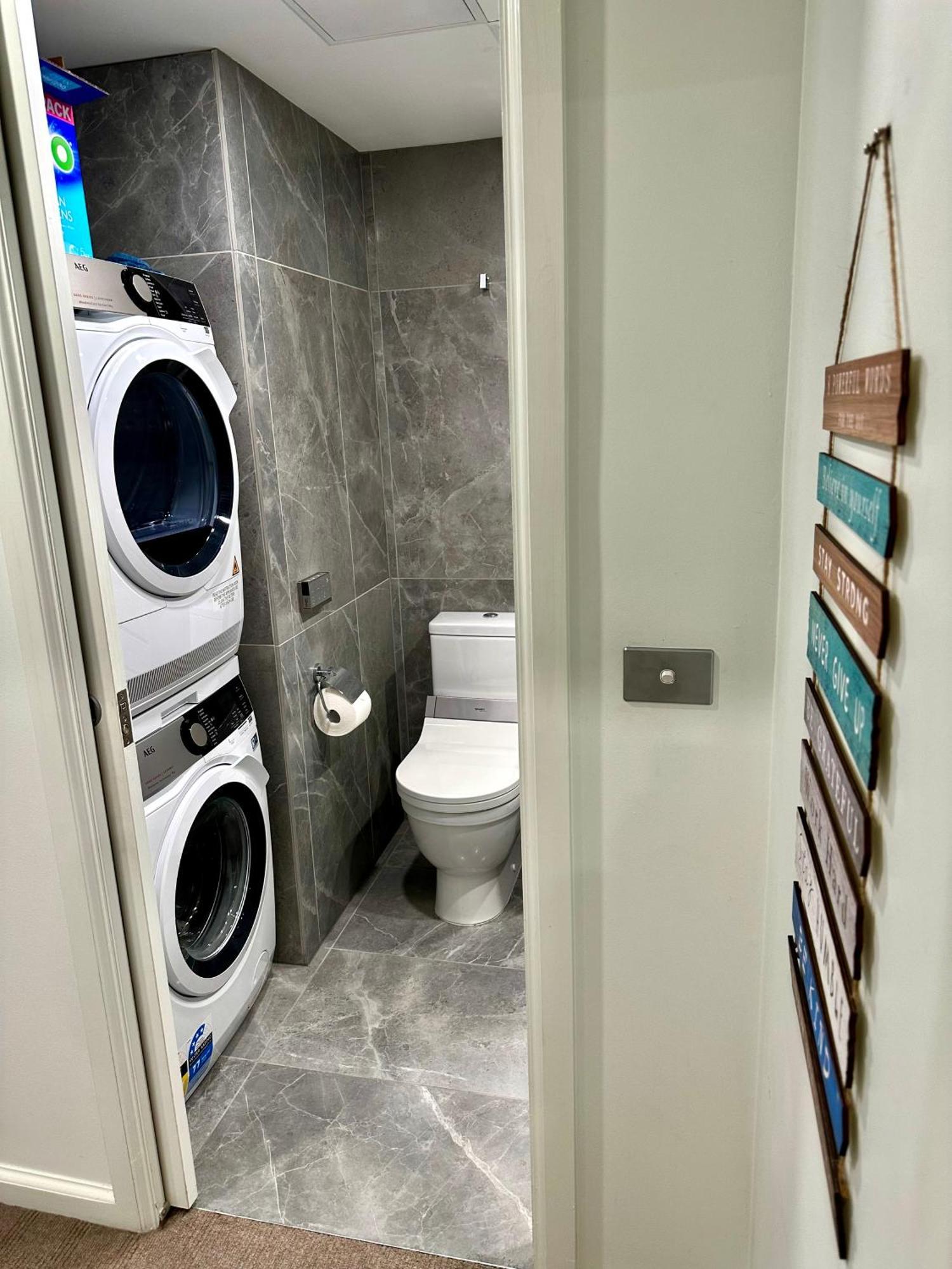 Private 1 Bed Accom With Bathroom In A 3 Bed Apartment - Melb Cbd, Regency Towers - Free Parking, Wifi And Pool Мелбърн Екстериор снимка