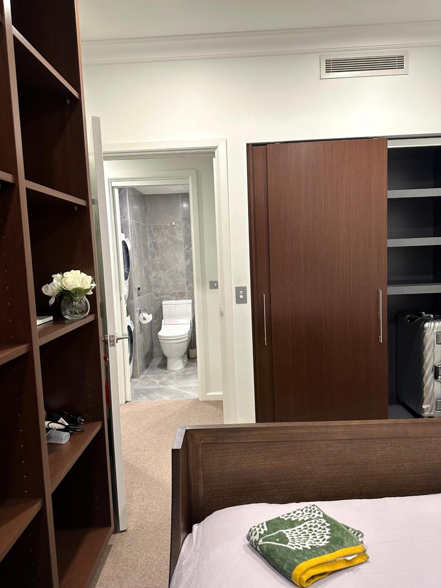 Private 1 Bed Accom With Bathroom In A 3 Bed Apartment - Melb Cbd, Regency Towers - Free Parking, Wifi And Pool Мелбърн Екстериор снимка