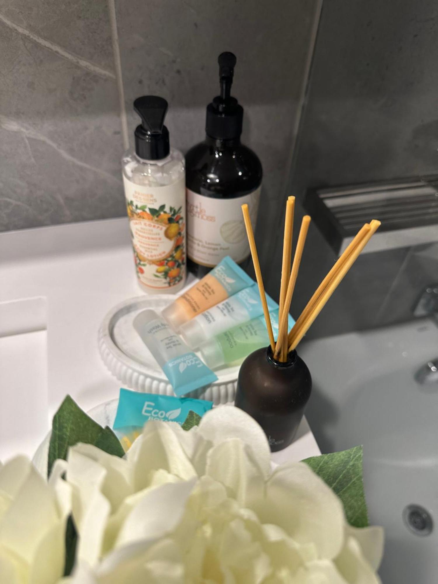 Private 1 Bed Accom With Bathroom In A 3 Bed Apartment - Melb Cbd, Regency Towers - Free Parking, Wifi And Pool Мелбърн Екстериор снимка
