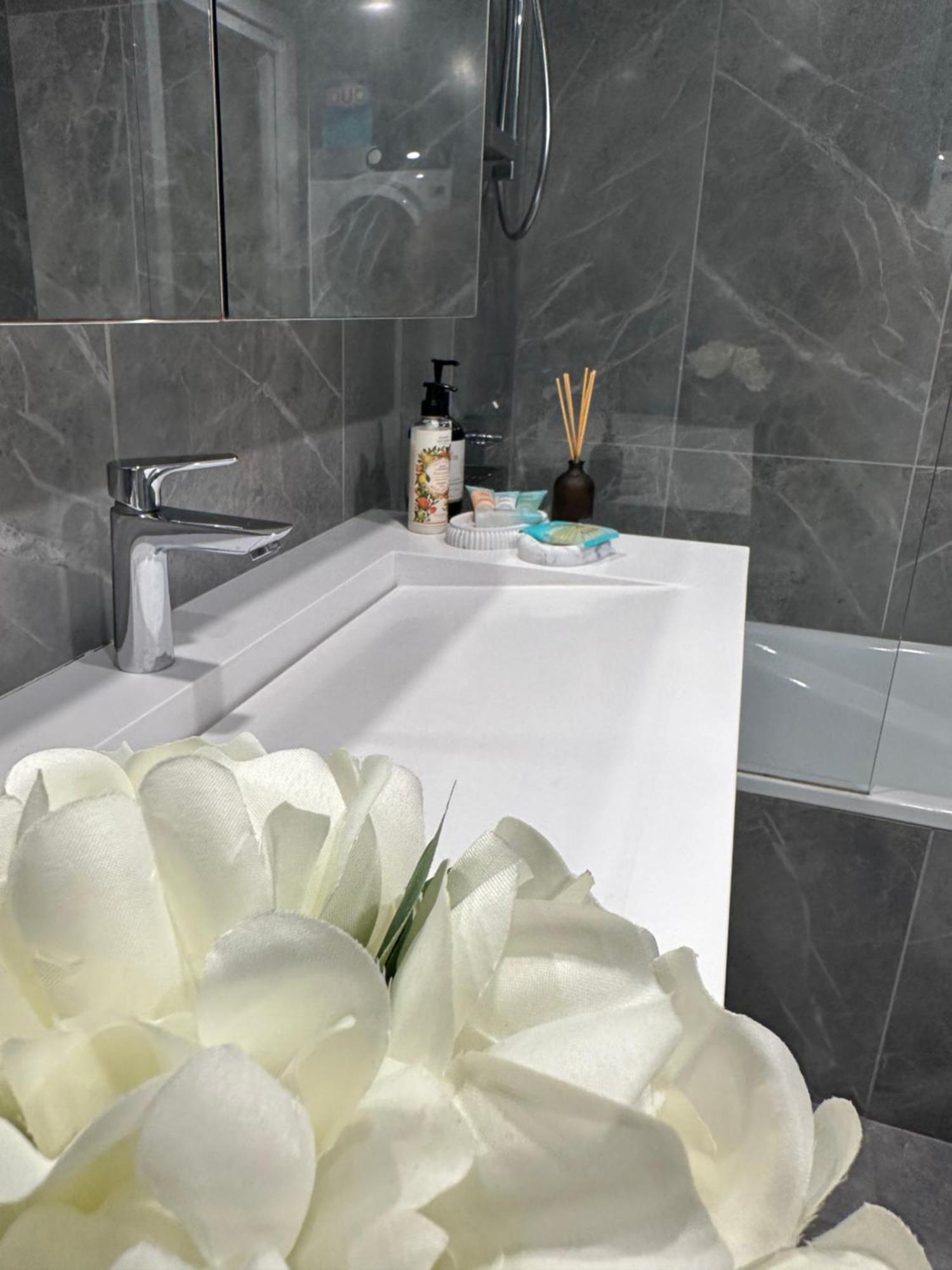 Private 1 Bed Accom With Bathroom In A 3 Bed Apartment - Melb Cbd, Regency Towers - Free Parking, Wifi And Pool Мелбърн Екстериор снимка