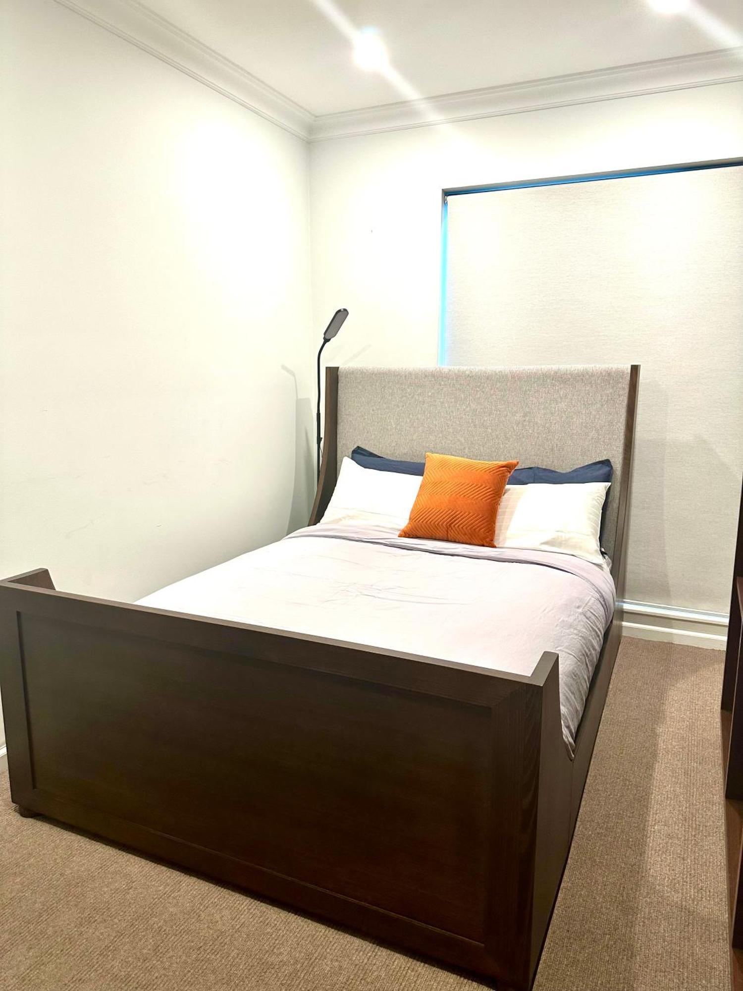 Private 1 Bed Accom With Bathroom In A 3 Bed Apartment - Melb Cbd, Regency Towers - Free Parking, Wifi And Pool Мелбърн Екстериор снимка