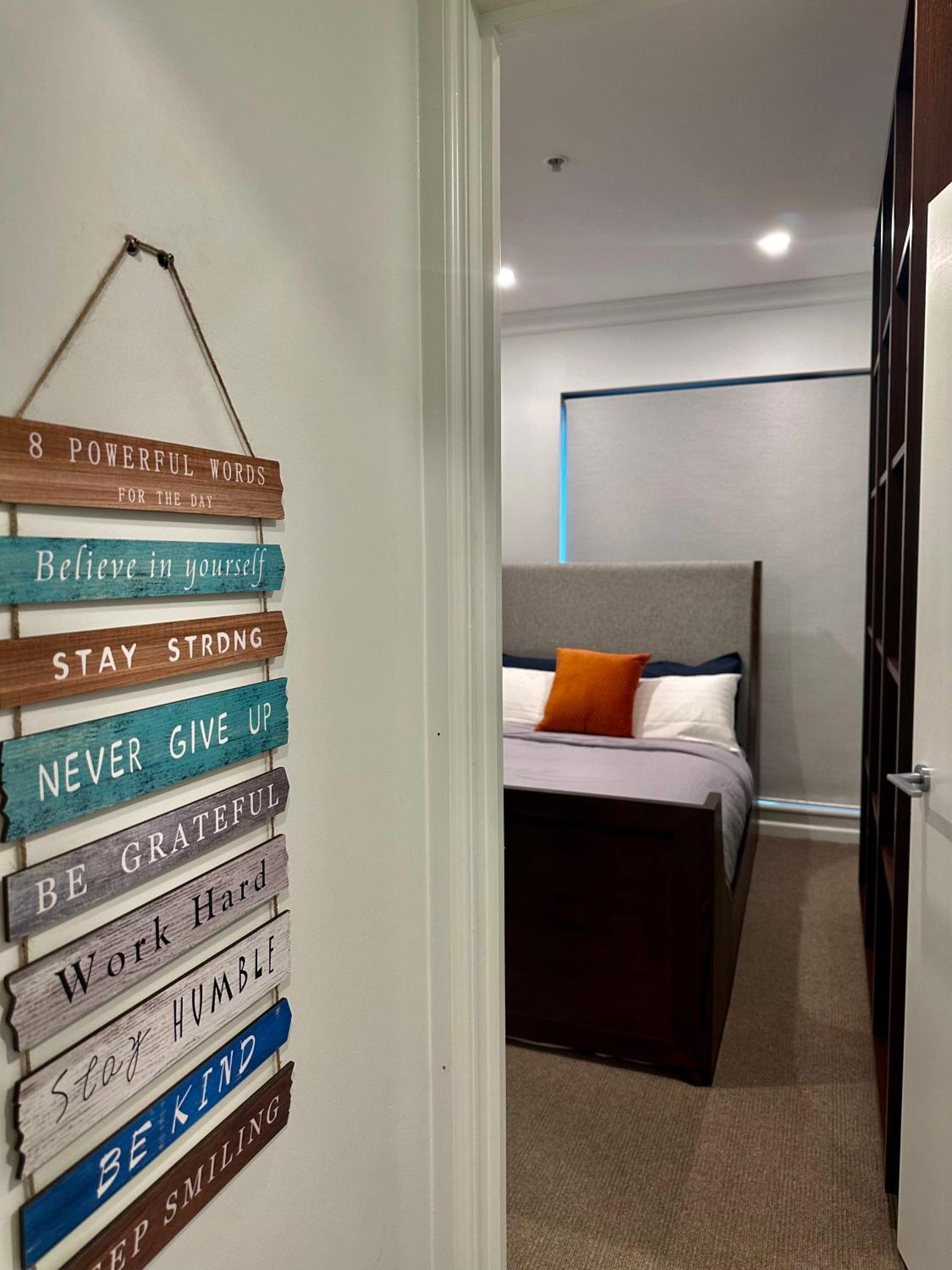 Private 1 Bed Accom With Bathroom In A 3 Bed Apartment - Melb Cbd, Regency Towers - Free Parking, Wifi And Pool Мелбърн Екстериор снимка